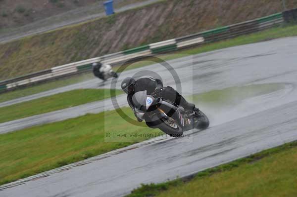 Mallory park Leicestershire;Mallory park photographs;Motorcycle action photographs;event digital images;eventdigitalimages;mallory park;no limits trackday;peter wileman photography;trackday;trackday digital images;trackday photos