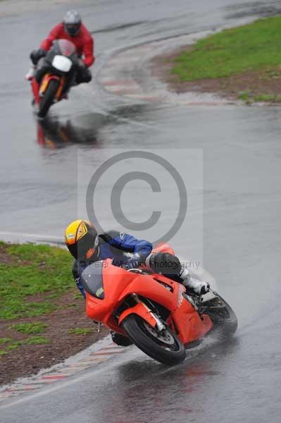 Mallory park Leicestershire;Mallory park photographs;Motorcycle action photographs;event digital images;eventdigitalimages;mallory park;no limits trackday;peter wileman photography;trackday;trackday digital images;trackday photos