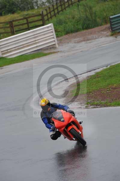 Mallory park Leicestershire;Mallory park photographs;Motorcycle action photographs;event digital images;eventdigitalimages;mallory park;no limits trackday;peter wileman photography;trackday;trackday digital images;trackday photos