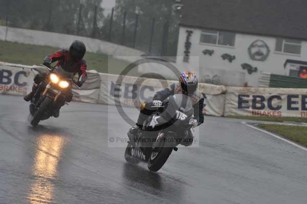 Mallory park Leicestershire;Mallory park photographs;Motorcycle action photographs;event digital images;eventdigitalimages;mallory park;no limits trackday;peter wileman photography;trackday;trackday digital images;trackday photos