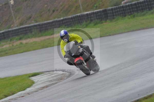 Mallory park Leicestershire;Mallory park photographs;Motorcycle action photographs;event digital images;eventdigitalimages;mallory park;no limits trackday;peter wileman photography;trackday;trackday digital images;trackday photos