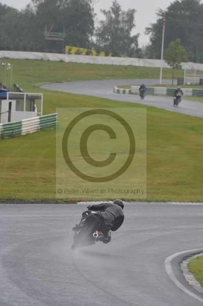 Mallory park Leicestershire;Mallory park photographs;Motorcycle action photographs;event digital images;eventdigitalimages;mallory park;no limits trackday;peter wileman photography;trackday;trackday digital images;trackday photos