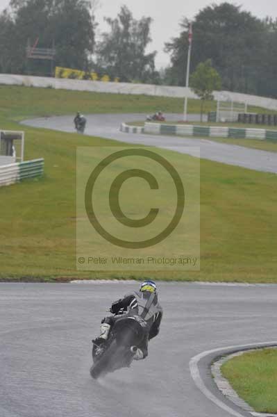 Mallory park Leicestershire;Mallory park photographs;Motorcycle action photographs;event digital images;eventdigitalimages;mallory park;no limits trackday;peter wileman photography;trackday;trackday digital images;trackday photos