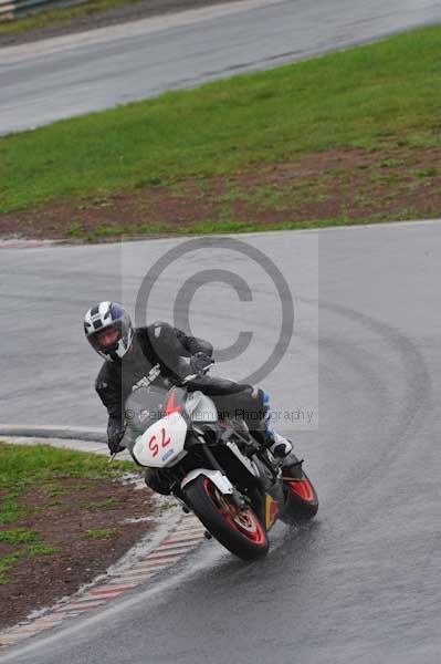 Mallory park Leicestershire;Mallory park photographs;Motorcycle action photographs;event digital images;eventdigitalimages;mallory park;no limits trackday;peter wileman photography;trackday;trackday digital images;trackday photos