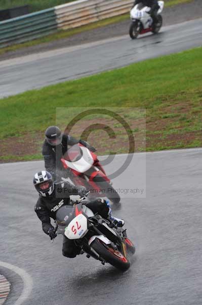 Mallory park Leicestershire;Mallory park photographs;Motorcycle action photographs;event digital images;eventdigitalimages;mallory park;no limits trackday;peter wileman photography;trackday;trackday digital images;trackday photos