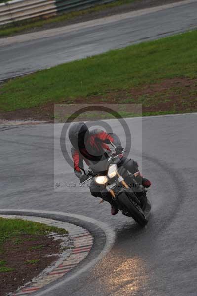 Mallory park Leicestershire;Mallory park photographs;Motorcycle action photographs;event digital images;eventdigitalimages;mallory park;no limits trackday;peter wileman photography;trackday;trackday digital images;trackday photos