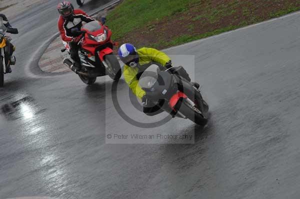 Mallory park Leicestershire;Mallory park photographs;Motorcycle action photographs;event digital images;eventdigitalimages;mallory park;no limits trackday;peter wileman photography;trackday;trackday digital images;trackday photos