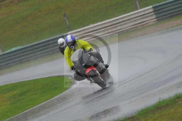 Mallory park Leicestershire;Mallory park photographs;Motorcycle action photographs;event digital images;eventdigitalimages;mallory park;no limits trackday;peter wileman photography;trackday;trackday digital images;trackday photos