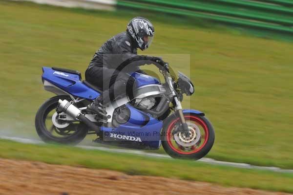 Mallory park Leicestershire;Mallory park photographs;Motorcycle action photographs;event digital images;eventdigitalimages;mallory park;no limits trackday;peter wileman photography;trackday;trackday digital images;trackday photos