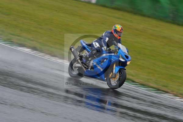 Mallory park Leicestershire;Mallory park photographs;Motorcycle action photographs;event digital images;eventdigitalimages;mallory park;no limits trackday;peter wileman photography;trackday;trackday digital images;trackday photos