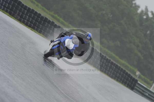 Mallory park Leicestershire;Mallory park photographs;Motorcycle action photographs;event digital images;eventdigitalimages;mallory park;no limits trackday;peter wileman photography;trackday;trackday digital images;trackday photos