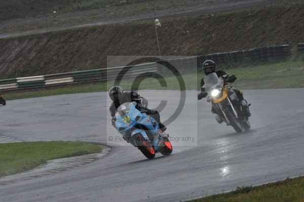 Mallory park Leicestershire;Mallory park photographs;Motorcycle action photographs;event digital images;eventdigitalimages;mallory park;no limits trackday;peter wileman photography;trackday;trackday digital images;trackday photos