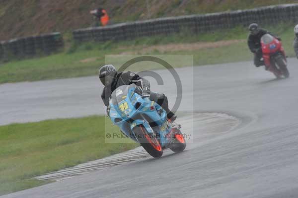 Mallory park Leicestershire;Mallory park photographs;Motorcycle action photographs;event digital images;eventdigitalimages;mallory park;no limits trackday;peter wileman photography;trackday;trackday digital images;trackday photos