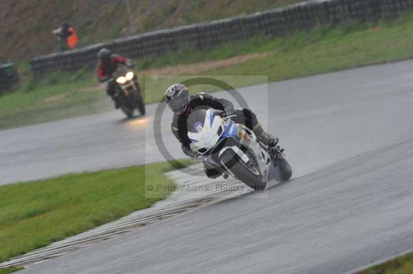 Mallory park Leicestershire;Mallory park photographs;Motorcycle action photographs;event digital images;eventdigitalimages;mallory park;no limits trackday;peter wileman photography;trackday;trackday digital images;trackday photos