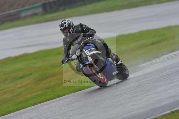 Mallory park Leicestershire;Mallory park photographs;Motorcycle action photographs;event digital images;eventdigitalimages;mallory park;no limits trackday;peter wileman photography;trackday;trackday digital images;trackday photos