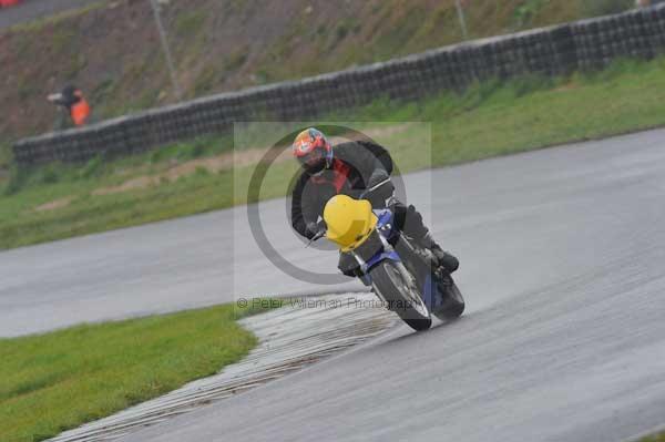 Mallory park Leicestershire;Mallory park photographs;Motorcycle action photographs;event digital images;eventdigitalimages;mallory park;no limits trackday;peter wileman photography;trackday;trackday digital images;trackday photos