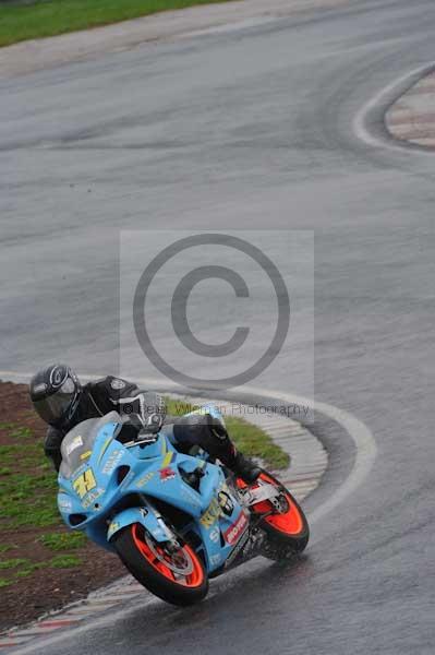Mallory park Leicestershire;Mallory park photographs;Motorcycle action photographs;event digital images;eventdigitalimages;mallory park;no limits trackday;peter wileman photography;trackday;trackday digital images;trackday photos