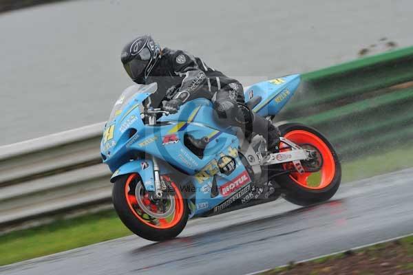 Mallory park Leicestershire;Mallory park photographs;Motorcycle action photographs;event digital images;eventdigitalimages;mallory park;no limits trackday;peter wileman photography;trackday;trackday digital images;trackday photos