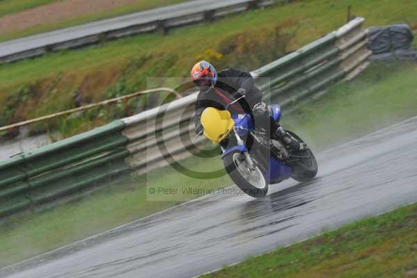 Mallory park Leicestershire;Mallory park photographs;Motorcycle action photographs;event digital images;eventdigitalimages;mallory park;no limits trackday;peter wileman photography;trackday;trackday digital images;trackday photos