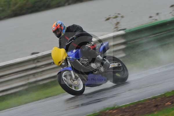 Mallory park Leicestershire;Mallory park photographs;Motorcycle action photographs;event digital images;eventdigitalimages;mallory park;no limits trackday;peter wileman photography;trackday;trackday digital images;trackday photos