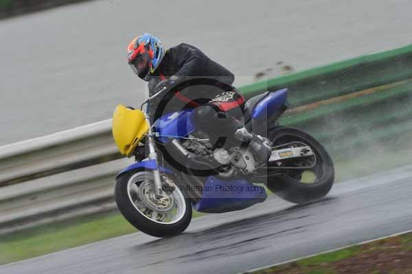 Mallory park Leicestershire;Mallory park photographs;Motorcycle action photographs;event digital images;eventdigitalimages;mallory park;no limits trackday;peter wileman photography;trackday;trackday digital images;trackday photos