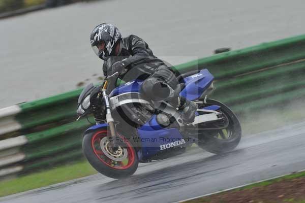 Mallory park Leicestershire;Mallory park photographs;Motorcycle action photographs;event digital images;eventdigitalimages;mallory park;no limits trackday;peter wileman photography;trackday;trackday digital images;trackday photos