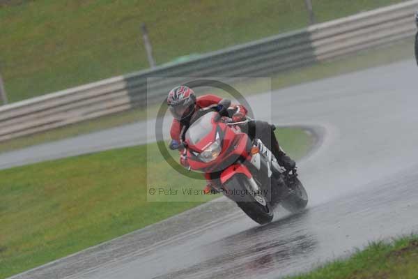 Mallory park Leicestershire;Mallory park photographs;Motorcycle action photographs;event digital images;eventdigitalimages;mallory park;no limits trackday;peter wileman photography;trackday;trackday digital images;trackday photos