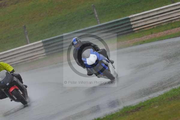 Mallory park Leicestershire;Mallory park photographs;Motorcycle action photographs;event digital images;eventdigitalimages;mallory park;no limits trackday;peter wileman photography;trackday;trackday digital images;trackday photos