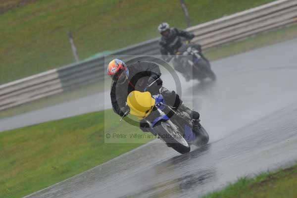 Mallory park Leicestershire;Mallory park photographs;Motorcycle action photographs;event digital images;eventdigitalimages;mallory park;no limits trackday;peter wileman photography;trackday;trackday digital images;trackday photos