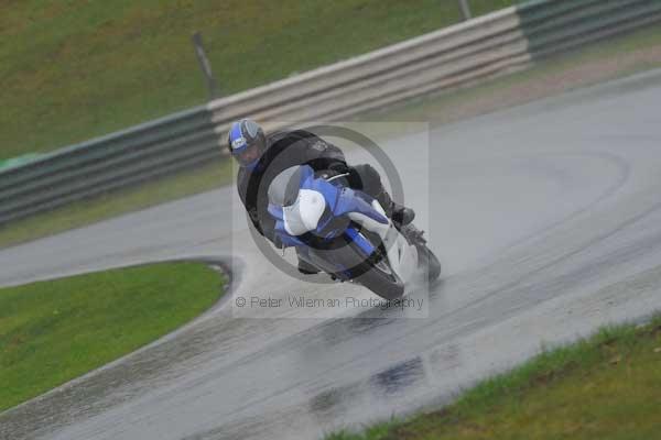 Mallory park Leicestershire;Mallory park photographs;Motorcycle action photographs;event digital images;eventdigitalimages;mallory park;no limits trackday;peter wileman photography;trackday;trackday digital images;trackday photos