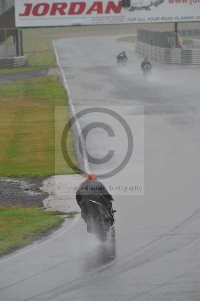 Mallory park Leicestershire;Mallory park photographs;Motorcycle action photographs;event digital images;eventdigitalimages;mallory park;no limits trackday;peter wileman photography;trackday;trackday digital images;trackday photos