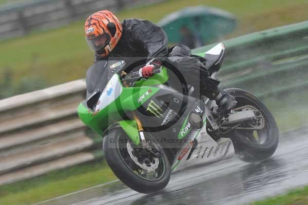 Mallory park Leicestershire;Mallory park photographs;Motorcycle action photographs;event digital images;eventdigitalimages;mallory park;no limits trackday;peter wileman photography;trackday;trackday digital images;trackday photos