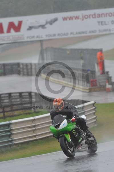 Mallory park Leicestershire;Mallory park photographs;Motorcycle action photographs;event digital images;eventdigitalimages;mallory park;no limits trackday;peter wileman photography;trackday;trackday digital images;trackday photos