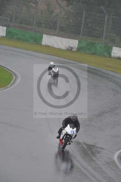 Mallory park Leicestershire;Mallory park photographs;Motorcycle action photographs;event digital images;eventdigitalimages;mallory park;no limits trackday;peter wileman photography;trackday;trackday digital images;trackday photos