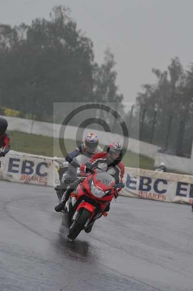 Mallory park Leicestershire;Mallory park photographs;Motorcycle action photographs;event digital images;eventdigitalimages;mallory park;no limits trackday;peter wileman photography;trackday;trackday digital images;trackday photos