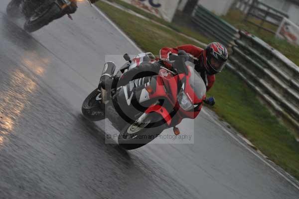 Mallory park Leicestershire;Mallory park photographs;Motorcycle action photographs;event digital images;eventdigitalimages;mallory park;no limits trackday;peter wileman photography;trackday;trackday digital images;trackday photos