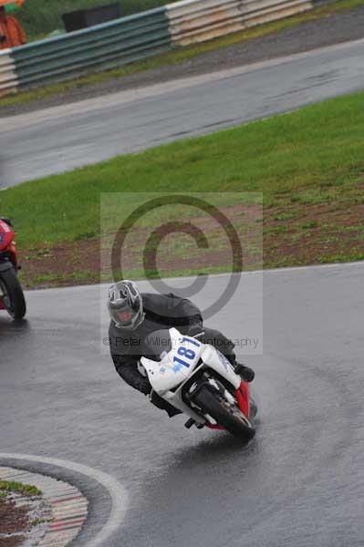 Mallory park Leicestershire;Mallory park photographs;Motorcycle action photographs;event digital images;eventdigitalimages;mallory park;no limits trackday;peter wileman photography;trackday;trackday digital images;trackday photos