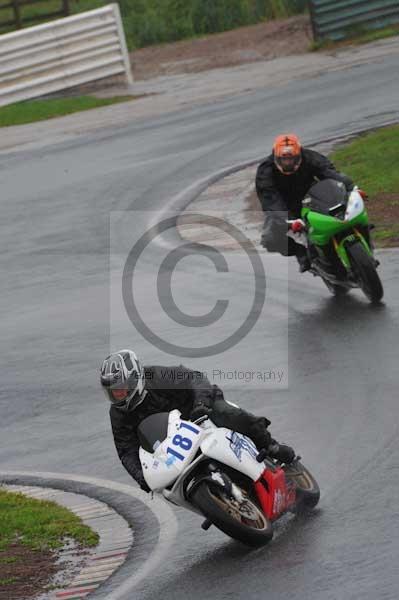 Mallory park Leicestershire;Mallory park photographs;Motorcycle action photographs;event digital images;eventdigitalimages;mallory park;no limits trackday;peter wileman photography;trackday;trackday digital images;trackday photos
