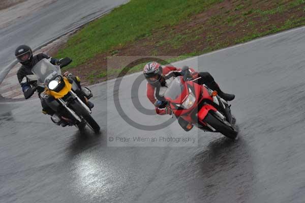 Mallory park Leicestershire;Mallory park photographs;Motorcycle action photographs;event digital images;eventdigitalimages;mallory park;no limits trackday;peter wileman photography;trackday;trackday digital images;trackday photos
