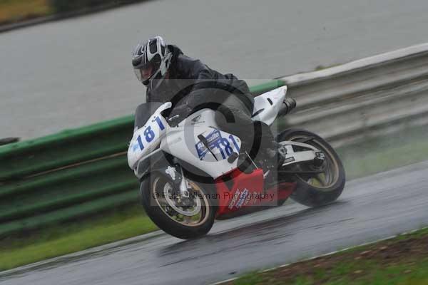 Mallory park Leicestershire;Mallory park photographs;Motorcycle action photographs;event digital images;eventdigitalimages;mallory park;no limits trackday;peter wileman photography;trackday;trackday digital images;trackday photos