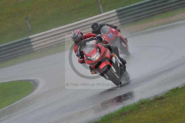Mallory park Leicestershire;Mallory park photographs;Motorcycle action photographs;event digital images;eventdigitalimages;mallory park;no limits trackday;peter wileman photography;trackday;trackday digital images;trackday photos