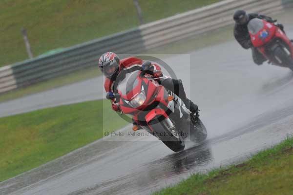 Mallory park Leicestershire;Mallory park photographs;Motorcycle action photographs;event digital images;eventdigitalimages;mallory park;no limits trackday;peter wileman photography;trackday;trackday digital images;trackday photos