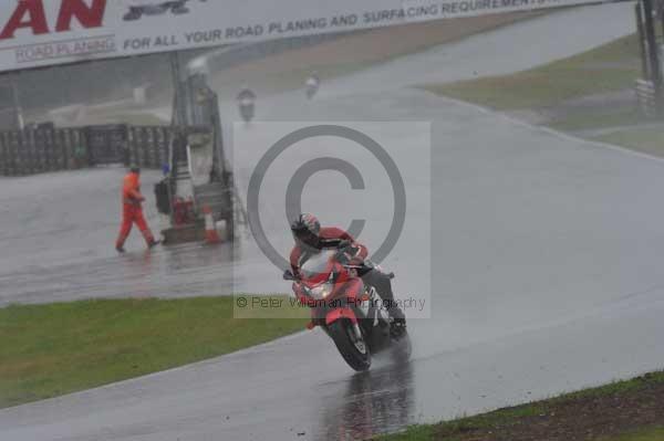Mallory park Leicestershire;Mallory park photographs;Motorcycle action photographs;event digital images;eventdigitalimages;mallory park;no limits trackday;peter wileman photography;trackday;trackday digital images;trackday photos