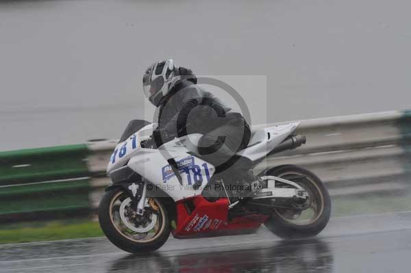 Mallory park Leicestershire;Mallory park photographs;Motorcycle action photographs;event digital images;eventdigitalimages;mallory park;no limits trackday;peter wileman photography;trackday;trackday digital images;trackday photos