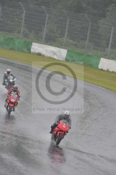 Mallory park Leicestershire;Mallory park photographs;Motorcycle action photographs;event digital images;eventdigitalimages;mallory park;no limits trackday;peter wileman photography;trackday;trackday digital images;trackday photos