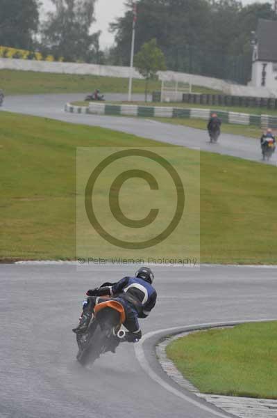 Mallory park Leicestershire;Mallory park photographs;Motorcycle action photographs;event digital images;eventdigitalimages;mallory park;no limits trackday;peter wileman photography;trackday;trackday digital images;trackday photos