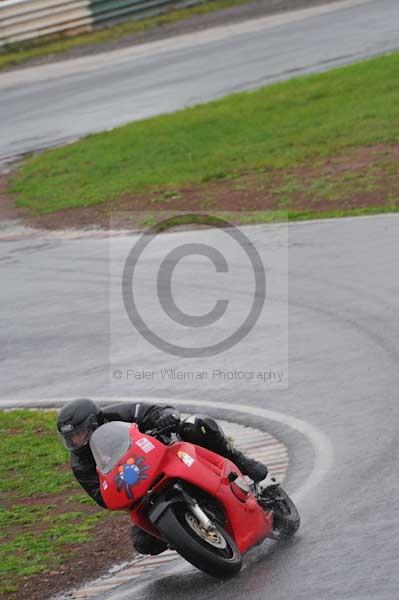 Mallory park Leicestershire;Mallory park photographs;Motorcycle action photographs;event digital images;eventdigitalimages;mallory park;no limits trackday;peter wileman photography;trackday;trackday digital images;trackday photos