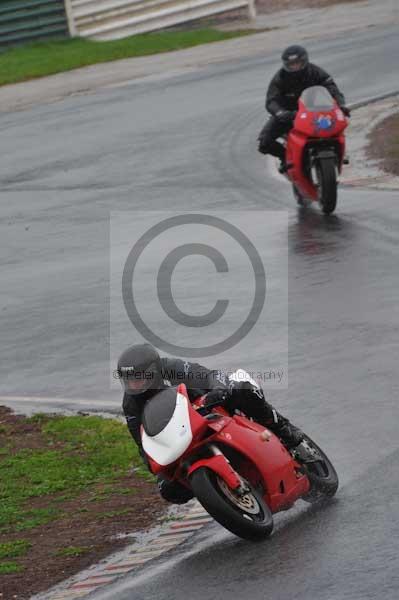 Mallory park Leicestershire;Mallory park photographs;Motorcycle action photographs;event digital images;eventdigitalimages;mallory park;no limits trackday;peter wileman photography;trackday;trackday digital images;trackday photos
