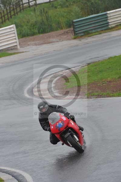 Mallory park Leicestershire;Mallory park photographs;Motorcycle action photographs;event digital images;eventdigitalimages;mallory park;no limits trackday;peter wileman photography;trackday;trackday digital images;trackday photos