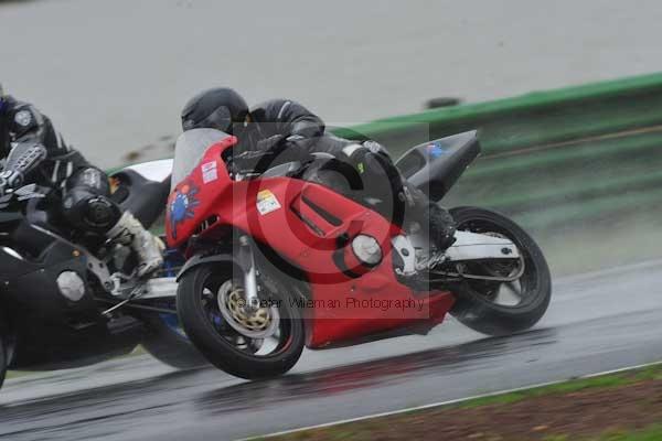 Mallory park Leicestershire;Mallory park photographs;Motorcycle action photographs;event digital images;eventdigitalimages;mallory park;no limits trackday;peter wileman photography;trackday;trackday digital images;trackday photos